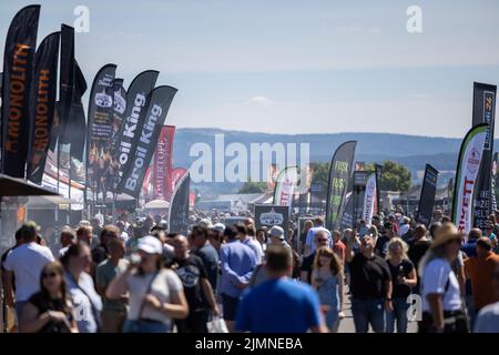 07. August 2022, Hessen, Fulda: Während der Deutschen Grill- und BBQ-Meisterschaft 25., die vom 6. Bis 7. August 2022 in Fulda stattfand, durchstreifen Menschen den Veranstaltungsbereich. Profis und Amateuren wetteiferten um den Sieg. Die Branche präsentierte sich mit verschiedenen Ständen und Veranstaltungen. Foto: Hannes P. Albert/dpa Stockfoto