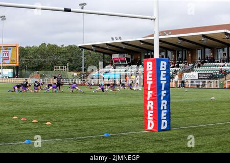 Newcastle, Großbritannien. 08.. Juli 2022. Thunder-Spieler wärmen sich am Sonntag, dem 7.. August 2022, für das WETTSPIEL DER BETFRED Championship zwischen Newcastle Thunder und London Broncos im Kingston Park, Newcastle, auf. (Kredit: Chris Lishman | MI News) Kredit: MI Nachrichten & Sport /Alamy Live News Stockfoto