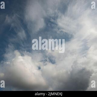 Weiche weiße geschwollene Wolken über einem blauen Himmel Stockfoto