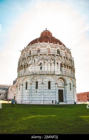 Das Baptistery auf der weltberühmten Piazza dei Miracoli in Pisa, Italien am 20. April 2018 Stockfoto