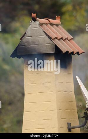 Rauchabtrieb durch Schornstein in San Mateo. Gran Canaria. Kanarische Inseln. Spanien. Stockfoto