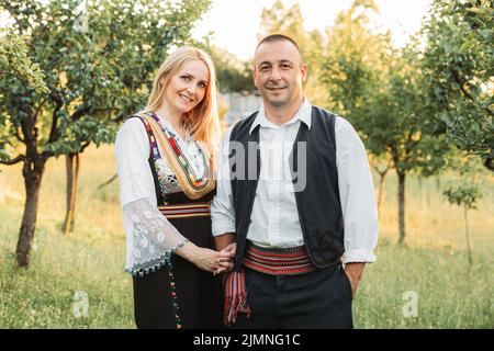 Ehemann und Ehefrau in serbischer traditioneller Kleidung. Stockfoto