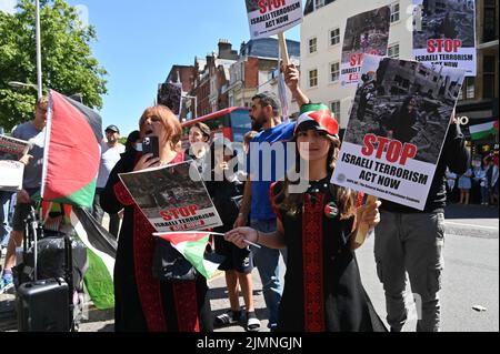 Israelische Botschaft London, Großbritannien. 7.. August 2022. Demonstranten, die Demonstrationen gegen die gesamte Welt der Demokratie organisieren, schweigen. Israelische Angriffe auf unbewaffnete Zivilisten in Gaza töten 10 Palästinenser (darunter ein 5-jähriges Mädchen) und verletzen 55 die gesamte Demokratiewelt schweigt. Quelle: Siehe Li/Picture Capital/Alamy Live News Stockfoto