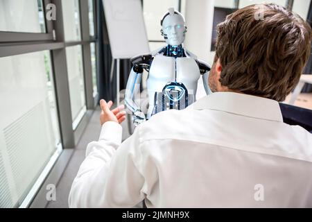 Geschäftsmann und humanoider Roboter, der Probleme löst Stockfoto