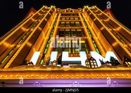 Fassade des zentralen Kaufhauses Tsum mit weihnachtlicher Beleuchtung in Kiew, Ukraine Stockfoto