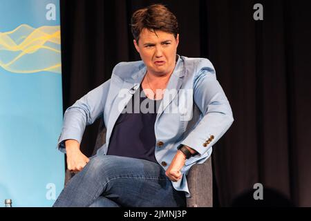 Edinburgh, Großbritannien. 07. August 2022 im Bild: Ruth Davidson, die ehemalige Vorsitzende der schottischen Konservativen, wird vom LBC-Künstler Iain Dale beim Edinburgh Fringe Festival im Rahmen der „All Talk“-Reihe mit Interviews des Senders interviewt. Kredit: Rich Dyson/Alamy Live Nachrichten Stockfoto