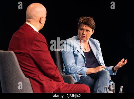 Edinburgh, Großbritannien. 07. August 2022 im Bild: Ruth Davidson, die ehemalige Vorsitzende der schottischen Konservativen, wird vom LBC-Künstler Iain Dale beim Edinburgh Fringe Festival im Rahmen der „All Talk“-Reihe mit Interviews des Senders interviewt. Kredit: Rich Dyson/Alamy Live Nachrichten Stockfoto