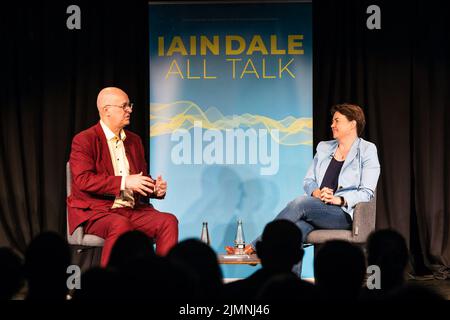 Edinburgh, Großbritannien. 07. August 2022 im Bild: Ruth Davidson, die ehemalige Vorsitzende der schottischen Konservativen, wird vom LBC-Künstler Iain Dale beim Edinburgh Fringe Festival im Rahmen der „All Talk“-Reihe mit Interviews des Senders interviewt. Kredit: Rich Dyson/Alamy Live Nachrichten Stockfoto