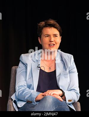 Edinburgh, Großbritannien. 07. August 2022 im Bild: Ruth Davidson, die ehemalige Vorsitzende der schottischen Konservativen, wird vom LBC-Künstler Iain Dale beim Edinburgh Fringe Festival im Rahmen der „All Talk“-Reihe mit Interviews des Senders interviewt. Kredit: Rich Dyson/Alamy Live Nachrichten Stockfoto