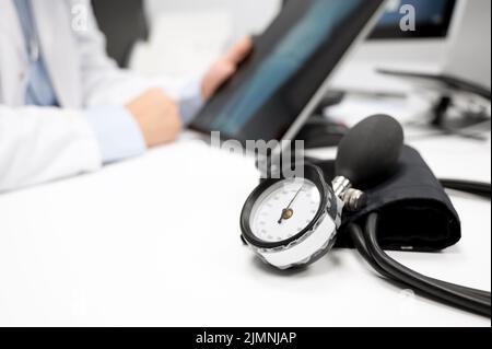 Prävention von Bluthochdruck. Nahaufnahme der Skala des Blod Pressure Manometers. Stockfoto
