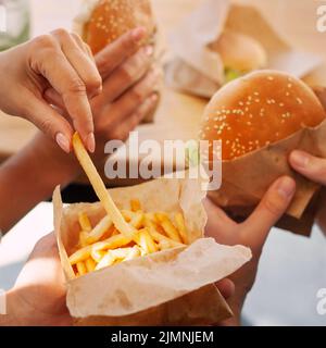 Menschen, die Fast Food mit pommes Frites Hamburger Stockfoto