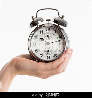Hand halten Wecker Stockfoto
