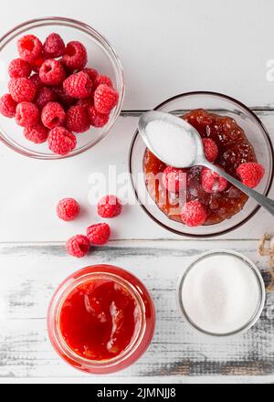 Glasglas mit Himbeermarmelade-Früchten von oben Stockfoto