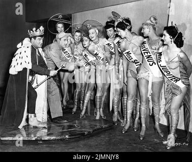 BUD ABBOTT und LOU COSTELLO am Set offen mit den Gewinnern des „Miss Universe“-Badeschönheits-Wettbewerbs (von links) JEAN WILES JACKIE LOUGHERY VALERIE JACKSON ANITA EKBERG ZONA FEE JEANNE THOMPSON MARGE BARSTOW UND RITH HAMPTON TRETEN MIT IHNEN AUF In ABBOTT UND COSTELLO GEHEN ZUM MARS 1953 Regisseur CHARLES LAMONT Universal International Picters (UI) Stockfoto