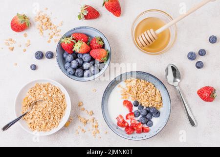 Frühstück von oben mit Müsli, Obst Stockfoto