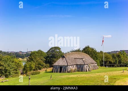 Recontracted Viking Langhaus in der hügeligen Landschaft von Fyrkat in der Nähe von Hobro, Dänemark Stockfoto