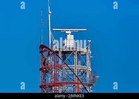 Marineradar mit rotierender Antenne. Küstenüberwachungssystem. Stockfoto