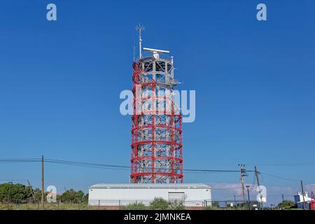 Marineradar mit rotierender Antenne. Küstenüberwachungssystem. Stockfoto