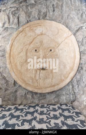 Mund der Wahrheit Sightseeing in Rom, Italien. Historische Skulptur aus Marmor, antikes Gesicht voller Geheimnisse und Legenden. Stockfoto