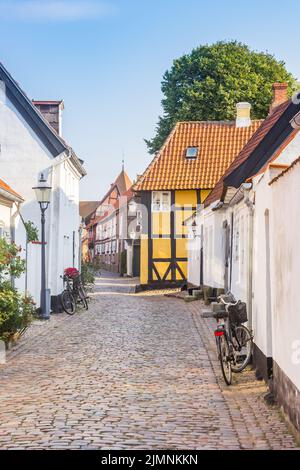 Fahrrad in einer gepflasterten Straße in der historischen Stadt Ribe, Dänemark Stockfoto