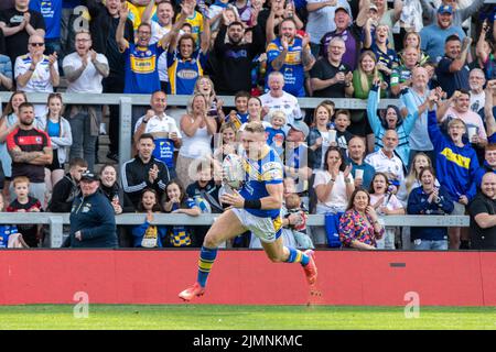 Harry Newmans 3 #Leeds Rhinos läuft mit einem Lächeln auf dem Gesicht, als er in den ersten 5 Minuten versucht, die Punktzahl 4-0 zu erreichen Stockfoto