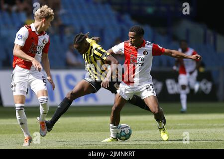ARNHEM - (lr) Mark Diemers von Feyenoord, Mohamed Sankoh von Vitesse, Quinten Timber von Feyenoord beim niederländischen Eredivisie-Spiel zwischen Vitesse und Feyenoord am 7. August 2022 in Arnhem, Niederlande. ANP PIETER STAM DE YOUNG Stockfoto