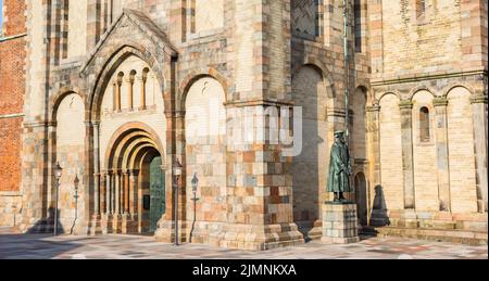 Farbenfrohe Fassade der historischen Domkirke Kathedrale in Ribe, Dänemark Stockfoto