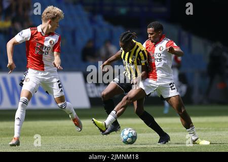 ARNHEM - (lr) Mark Diemers von Feyenoord, Mohamed Sankoh von Vitesse, Quinten Timber von Feyenoord beim niederländischen Eredivisie-Spiel zwischen Vitesse und Feyenoord am 7. August 2022 in Arnhem, Niederlande. ANP PIETER STAM DE YOUNG Stockfoto