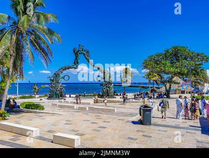 Playa del Carmen Mexiko 14. Mai 2022 die antike Architektur des Portals Maya im Fundadores Park mit blauem Himmel und türkisfarbenem Meer und Strand Stockfoto