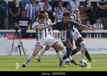 Jake Hastie von Hartlepool United im Einsatz mit Ayoub Assal von AFC Wimbledon während des Spiels der Sky Bet League 2 zwischen Hartlepool United und AFC Wimbledon am Samstag, den 6.. August 2022, im Victoria Park, Hartlepool. (Kredit: Mark Fletcher | MI News) Stockfoto