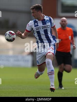 Alex Lacey von Hartlepool United in Aktion während des Sky Bet League 2-Spiels zwischen Hartlepool United und AFC Wimbledon am Samstag, 6.. August 2022, im Victoria Park, Hartlepool. (Kredit: Mark Fletcher | MI News) Stockfoto