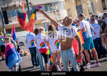 East Sussex, Großbritannien. 6. August 2022. Brighton und Hove Pride 2022: Tausende feiern Pride in Brighton nach zweijähriger Pause. Eine der größten LGBTQ-Paraden Großbritanniens kehrt zum 30.-jährigen Jubiläum nach Covid-Stornierungen zurück. Es wird erwartet, dass bis zu 300.000 Menschen am Samstag die Straßen von Brighton füllen und die Rückkehr eines der größten Pride-Events Großbritanniens feiern werden. Kredit: Guy Corbishley/Alamy Live Nachrichten Stockfoto