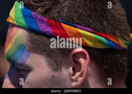 East Sussex, Großbritannien. 6. August 2022. Brighton und Hove Pride 2022: Tausende feiern Pride in Brighton nach zweijähriger Pause. Eine der größten LGBTQ-Paraden Großbritanniens kehrt zum 30.-jährigen Jubiläum nach Covid-Stornierungen zurück. Es wird erwartet, dass bis zu 300.000 Menschen am Samstag die Straßen von Brighton füllen und die Rückkehr eines der größten Pride-Events Großbritanniens feiern werden. Kredit: Guy Corbishley/Alamy Live Nachrichten Stockfoto