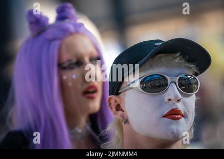 East Sussex, Großbritannien. 6. August 2022. Brighton und Hove Pride 2022: Tausende feiern Pride in Brighton nach zweijähriger Pause. Eine der größten LGBTQ-Paraden Großbritanniens kehrt zum 30.-jährigen Jubiläum nach Covid-Stornierungen zurück. Es wird erwartet, dass bis zu 300.000 Menschen am Samstag die Straßen von Brighton füllen und die Rückkehr eines der größten Pride-Events Großbritanniens feiern werden. Kredit: Guy Corbishley/Alamy Live Nachrichten Stockfoto