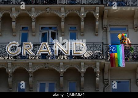 East Sussex, Großbritannien. 6. August 2022. Brighton und Hove Pride 2022: Tausende feiern Pride in Brighton nach zweijähriger Pause. Eine der größten LGBTQ-Paraden Großbritanniens kehrt zum 30.-jährigen Jubiläum nach Covid-Stornierungen zurück. Es wird erwartet, dass bis zu 300.000 Menschen am Samstag die Straßen von Brighton füllen und die Rückkehr eines der größten Pride-Events Großbritanniens feiern werden. Kredit: Guy Corbishley/Alamy Live Nachrichten Stockfoto