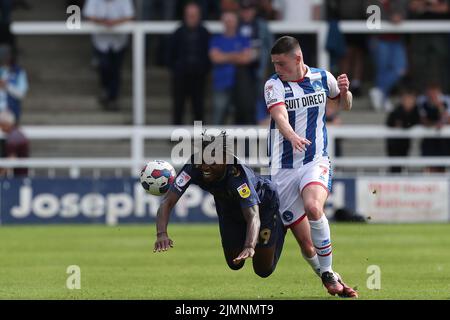 Der Paris Maghoma von AFC Wimbledon geht nach einer Herausforderung von Jake Hastie von Hartlepool United während des Sky Bet League 2-Spiels zwischen Hartlepool United und AFC Wimbledon am Samstag, dem 6.. August 2022, im Victoria Park, Hartlepool, unter. (Kredit: Mark Fletcher | MI News) Stockfoto