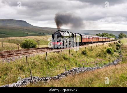 Dampflokomotive „Scots Guardsman“ mit Sonderzug „The Waverley“ auf der berühmten Eisenbahnstrecke Settle-Carlilse, 7.. August 2022. Der Zug ist in Selside, in der Nähe von Horton-in-Ribblesdale im Yorkshire Dales National Park zu sehen. Pen-y-ghent, einer der drei Zinnen, ist im Hintergrund zu sehen. Die Reise war ein Tagesausflug von York nach Carlisle, mit der Dampftraktion, die den Zug von Hellifield nach Carlisle und zurück schleppt. Quelle: John Bentley/Alamy Live News Stockfoto