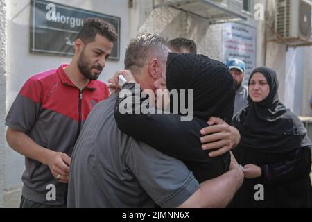 07. August 2022, Palästinensische Gebiete, Rafah: Angehörige von Palästinensern, die bei einem israelischen Luftangriff auf Rafah getötet wurden, kommen in das Leichenschauhaus, um die Leichen ihrer Toten vor ihrer Beerdigung zu empfangen. Foto: Mohammed Talatene/dpa Stockfoto