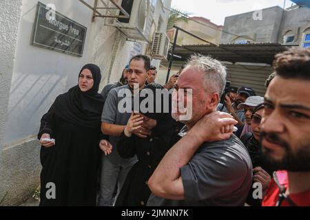 07. August 2022, Palästinensische Gebiete, Rafah: Angehörige von Palästinensern, die bei einem israelischen Luftangriff auf Rafah getötet wurden, kommen in das Leichenschauhaus, um die Leichen ihrer Toten vor ihrer Beerdigung zu empfangen. Foto: Mohammed Talatene/dpa Stockfoto