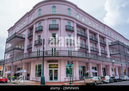 NEW ORLEANS, LA, USA - 6. AUGUST 2022: Gianna Restaurant an der Ecke Magazine Street und Girod Street im Warehouse District Stockfoto