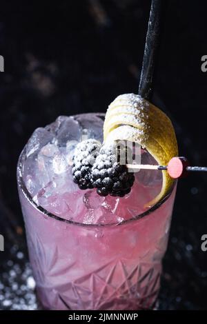 Erdbeercocktail mit Eis und Stroh aus nächster Nähe Stockfoto