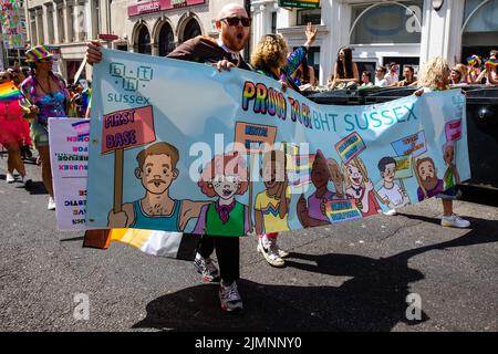 Brighton, Großbritannien. 6.. August 2022. Unterstützer des Wohnungsverbandes und der Obdachlosenhilfe BHT Sussex nehmen an der 30.-jährigen Brighton & Hove Pride LGBTQ+ Community Parade Teil. Brighton & Hove Pride soll Respekt, Vielfalt und Inklusion innerhalb der lokalen Gemeinschaft feiern und fördern sowie lokale Wohltätigkeitsorganisationen und -Anliegen durch Spendenaktionen unterstützen. Kredit: Mark Kerrison/Alamy Live Nachrichten Stockfoto