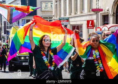 Brighton, Großbritannien. 6.. August 2022. NHS-Mitarbeiter nehmen an der 30.-jährigen Brighton & Hove Pride LGBTQ+ Community Parade Teil. Brighton & Hove Pride soll Respekt, Vielfalt und Inklusion innerhalb der lokalen Gemeinschaft feiern und fördern sowie lokale Wohltätigkeitsorganisationen und -Anliegen durch Spendenaktionen unterstützen. Kredit: Mark Kerrison/Alamy Live Nachrichten Stockfoto