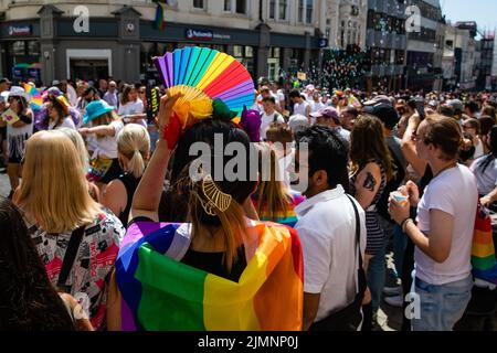 Brighton, Großbritannien. 6.. August 2022. Feiernden beobachten lokale Gemeinden und Kampagnengruppen, kleine Unternehmen und die Rettungsdienste, die an der 30.-jährigen Brighton & Hove Pride LGBTQ+ Community Parade teilnehmen. Brighton & Hove Pride soll Respekt, Vielfalt und Inklusion innerhalb der lokalen Gemeinschaft feiern und fördern sowie lokale Wohltätigkeitsorganisationen und -Anliegen durch Spendenaktionen unterstützen. Kredit: Mark Kerrison/Alamy Live Nachrichten Stockfoto