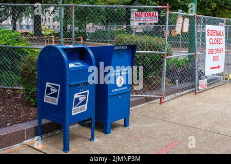 NEW ORLEANS, LA, USA - 6. AUGUST 2022: Fallkästen der US-Post und des Fünften Berufungsgerichts in der Nähe des Lafayette Square in der Innenstadt von New Orleans Stockfoto