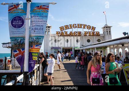 Brighton, Großbritannien. 6.. August 2022. Der Brighton Palace Pier ist anlässlich der 30.-jährigen Brighton & Hove Pride LGBTQ+ Community Parade abgebildet. Brighton & Hove Pride soll Respekt, Vielfalt und Inklusion innerhalb der lokalen Gemeinschaft feiern und fördern sowie lokale Wohltätigkeitsorganisationen und -Anliegen durch Spendenaktionen unterstützen. Kredit: Mark Kerrison/Alamy Live Nachrichten Stockfoto