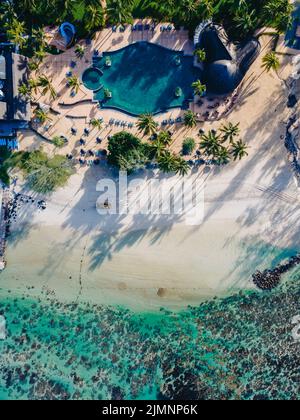 Drohne Luftaufnahme des tropischen Resorts, tropische Resort Luftdrohne Ansicht mit Pool und Meer Stockfoto