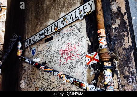 Brighton, Großbritannien. 6.. August 2022. Ein Schild weist auf die Lage der Quadrophenia Alley hin. Die Quadrophenia Gasse wurde zu einem Schrein für Mods, nachdem sie im Kult-Film „Mods and Rockers“ Quadrophenia, der 1960s in Brighton spielte, auftrat. Kredit: Mark Kerrison/Alamy Live Nachrichten Stockfoto