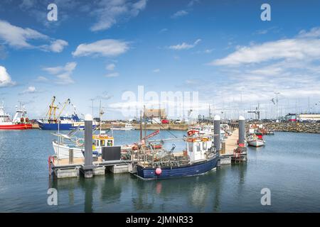 Kleine Fischerboote liegen im Hafen von Howth, Dublin, Irland Stockfoto