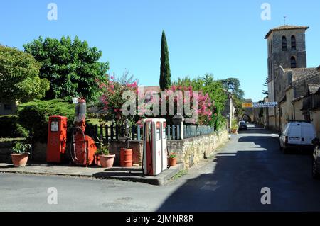 Historische Zapfsäulen für Benzin und Zweitakt im Dorf Molières im Departement Dordogne im Südwesten Frankreichs. Stockfoto